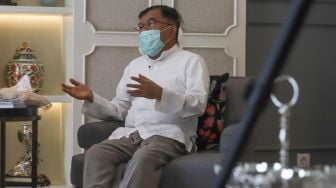 Wakil Presiden Indonesia ke-10 dan 12 Muhammad Jusuf Kalla saat ditemui di rumahnya di Kebayoran Baru, Jakarta Selatan, Jumat (23/4/2021). [Suara.com/Alfian Winanto]