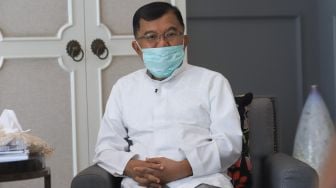 Wakil Presiden Indonesia ke-10 dan 12 Muhammad Jusuf Kalla saat ditemui di rumahnya di Kebayoran Baru, Jakarta Selatan, Jumat (23/4/2021). [Suara.com/Alfian Winanto]