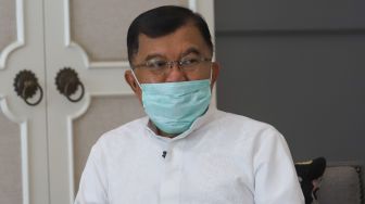 Wakil Presiden Indonesia ke-10 dan 12 Muhammad Jusuf Kalla saat ditemui di rumahnya di Kebayoran Baru, Jakarta Selatan, Jumat (23/4/2021). [Suara.com/Alfian Winanto]