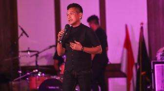 Penyanyi Obbie Messakh tampil bernyanyi saat acara konser amal Suara Nusa Timur di Pasar Minggu, Jakarta Selatan, Sabtu (24/4/2021). [Suara.com/Alfian Winanto]