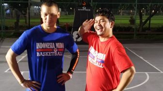 Kocak dan Seru, Indra Bekti Diajarkan Teknik Basket oleh Samuel Rizal