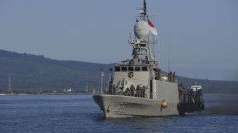 KRI Singa-651 berlayar Pelabuhan Tanjung Wangi, Banyuwangi, Jawa Timur, Sabtu (24/4/2021). [ANTARA FOTO/Zabur Karuru]