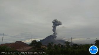 Gunung Sinabung Erupsi Luncurkan Abu Vulkanik Setinggi 2.000 Meter