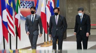 Sultan Brunei Darussalam Hassanal Bolkiah (tengah) dan Sekjen ASEAN Lim Jock Hoi (kanan) berjalan bersama saat menghadiri KTT ASEAN, di Gedung Sekretariat ASEAN, di Jakarta, Sabtu (24/4//2021). ANTARA FOTO