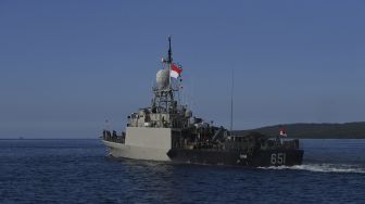 KRI Singa-651 berlayar Pelabuhan Tanjung Wangi, Banyuwangi, Jawa Timur, Sabtu (24/4/2021). [ANTARA FOTO/Zabur Karuru]