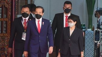 Presiden Joko Widodo (kiri depan) berjalan bersama dengan Menteri Luar Negeri Retno Marsudi (kanan depan) saat menghadiri KTT ASEAN, di Gedung Sekretariat ASEAN, di Jakarta, Sabtu (24/4/-2021). ANTARA FOTO