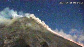 Gunung Merapi Luncurkan Awan Panas Berjarak 1.800 Meter