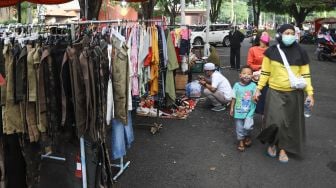 Warga datang berkunjung ke stand bazar ramadhan Taman Mini Indonesia Indah, Jakarta Timur, Sabtu (24/4/2021). [Suara.com/Alfian Winanto]