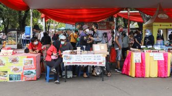 Pedagang menjajakan dagangannya di stand bazar ramadhan Taman Mini Indonesia Indah, Jakarta Timur, Sabtu (24/4/2021). [Suara.com/Alfian Winanto]