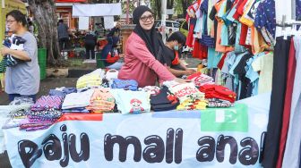 Pedagang menjajakan dagangannya di stand bazar ramadhan Taman Mini Indonesia Indah, Jakarta Timur, Sabtu (24/4/2021). [Suara.com/Alfian Winanto]