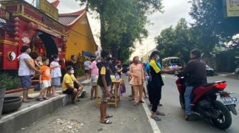 Indahnya Toleransi, Umat Kelenteng Hok le Kiong Tegal Bagikan Takjil