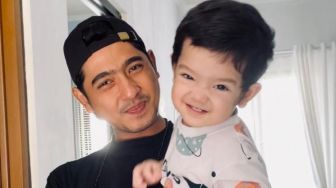 Intip Momen Arya Saloka Dibangunkan Sang Anak, Netizen: So Sweett Bangeeet