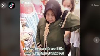 Viral Video Anak Belikan Ibu Baju Lebaran, Warganet Auto Nangis Ingat Ortu