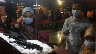 Pengunjung mengamati salah satu koleksi dalam Pameran Artefak Nabi Muhammad SAW di Jakarta Islamic Center, Koja, Jakarta, Minggu (25/4/2021). [Suara.com/Dian Latifah]