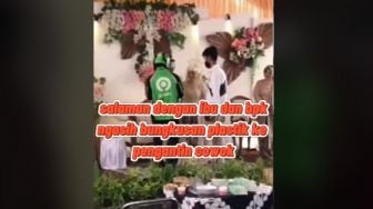 Driver Ojol Antar Pesanan ke Pengantin saat Resepsi, Aksinya Jadi Sorotan