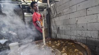 Seorang pekerja mengaduk dodol dalam kuali di rumah produksi Empat Saudara, Desa Sukajaya, Cibitung, Kabupaten Bekasi, Jawa Barat, Minggu (25/4/2021). [ANTARA FOTO/Fakhri Hermansyah]