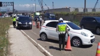 Terjaring Penyekatan, Ratusan Kendaraan asal Jabodetabek Diputar Balik di GT Cileunyi