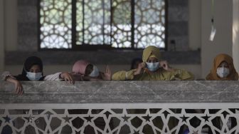 Santriwati bersiap mengikuti kegiatan Pesantren Kilat yang diselenggarakan pengurus Masjid An-Nur, Mampang Prapatan, Jakarta, Minggu (25/4/2021). [Suara.com/Angga Budhiyanto]