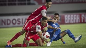 Pemain Persib Bandung Wander Luis (kanan) berebut bola dengan dua pemain Persija Jakarta Yann Motta (kedua kiri) dan Otavio Dutra (kiri) pada pertandingan leg dua Final Piala Menpora di Stadion Manahan, Solo, Jawa Tengah, Minggu (25/4/2021). [ANTARA FOTO/Mohammad Ayudha]