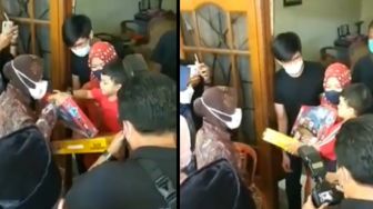 Momen Mensos Risma Beri Mainan ke Anak Kru KRI Nanggala-402, Publik Terharu