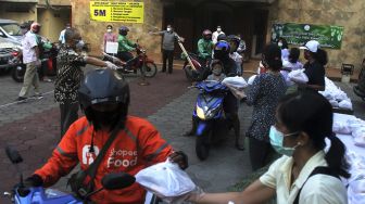 Panitia penyelenggara membagikan takjil secara Drive Thru di GPIB Bukit Moria, Jalan Prof.Dr.Soepomo, Kecamatan Tebet, Jakarta Selatan, Senin (26/4/2021). [Suara.com/Dian Latifah]