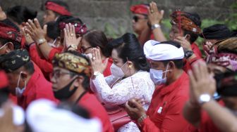 Umat Hindu berdoa saat kegiatan Doa dan Tabur Bunga untuk KRI Nanggala 402 di Buleleng, Bali, Senin (26/4/2021). [ANTARA FOTO/Fikri Yusuf]