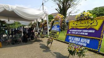 Karangan Bunga Belasungkawa Penuhi Rumah Letkol Laut (E) Irfan Suri