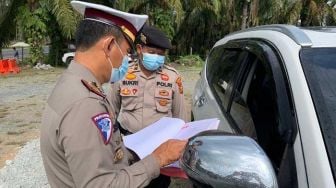 Antisipasi Pemudik, Polisi Mulai Sekat Perbatasan Riau-Jambi