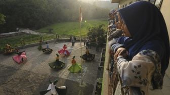 Sejumlah santriwati melihat temannya saat berlatih tarian sufi di Pondok Pesantren Nurul Hidayah Al Mubarokah, Sempu, Andong, Boyolali, Jawa Tengah, Minggu (25/4/2021). [ANTARA FOTO/Aloysius Jarot Nugroho]