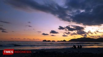 Santai! Ngabuburit Sambil Menikmati Sunset Pulau Merah Banyuwangi
