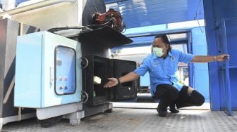 Petugas BNN memusnahkan barang bukti narkotika di Kantor BNN, Jakarta, Senin (26/4/2021). [ANTARA FOTO/Indrianto Eko Suwarso]