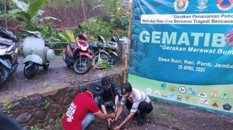Refleksi Hari Bumi, Mahasiswa Tanam Pohon di Bekas Banjir Bandang