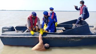 Mayat Pria Hanya Pakai Celana Dalam Ditemukan Mengapung di Perairan Gresik