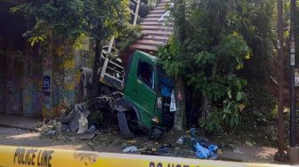 Truk Tronton Terjun Bebas di Tol Serpong, Bermuatan Besi