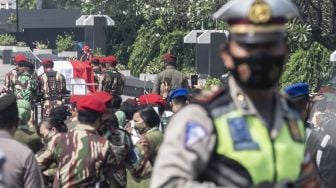 Sejumlah kerabat dan keluarga Kepala BIN Daerah (Kabinda) Papua Mayjen Anumerta I Gusti Putu Danny Karya Nugraha mengikuti prosesi pemakaman di Taman Makam Pahlawan Kalibata, Jakarta, Selasa (27/4/2021). ANTARA FOTO/Muhammad Adimaja