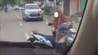 Viral Emak-Emak Santuy Ngobrol Sambil Bawa Motor di Tengah Jalan, Gereget!