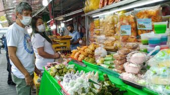 Warga meemilih takjil untuk berbuka puasa di Food Street Kramat di Kawasan Senen, Jakarta Pusat, Selasa (27/4/2021). [Suara.com/Alfian Winanto]