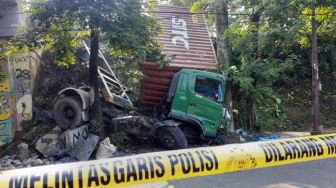 Gegara Supir Ngantuk, Truk Tronton Terjun ke Jalan Batam Rawa Serpong