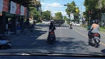 Ulah Pemotor Ngadem di Jalan Bikin 'Gemas', Warganet: Mbak Skincarenya Mahal, Ya?