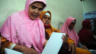 Sejumlah santri tahfidz tuna netra membaca Al Quran dengan huruf braille di Rumah Tahfidz Nurul Qolbi, Perumahan Unitex, Tajur, Kota Bogor, Jawa Barat, Selasa (27/4/2021).  ANTARA FOTO/Arif Firmansyah

