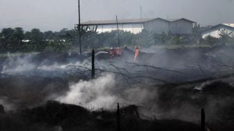 Suasana lapak ban bekas yang terbakar di Kawasan Desa Bojong Nangka, Gunung Putri, Bogor, Selasa (27/4/2021). [Suara.com/Dian Latifah]