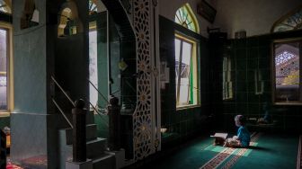 Seorang anak mengaji di Masjid Baiturrohmah, Cimahi, Jawa Barat, Selasa (27/4/2021).  ANTARA FOTO/Raisan Al Farisi
