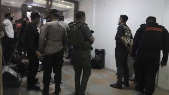 Tim Densus 88 Antiteror melakukan penggeledahan di bekas markas Front Pembela Islam (FPI), Petamburan, Jakarta, Selasa (27/4/2021) malam. [Suara.com/Angga Budhiyanto]