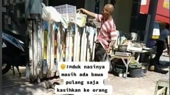 Dagangan Tidak Laku, Aksi Penjual Nasi Bungkus Membuat Hati Terenyuh