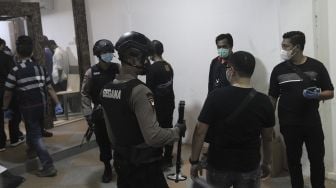 Tim Densus 88 Antiteror melakukan penggeledahan di bekas markas Front Pembela Islam (FPI), Petamburan, Jakarta, Selasa (27/4/2021) malam. [Suara.com/Angga Budhiyanto]