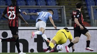 Pemain Lazio Joaquin Correa (kanan) menendang bola untuk mencetak gol elama pertandingan sepak bola Serie A Italia antara Lazio melawan AC Milan di Stadion Olimpico, Selasa (27/4/2021) dini hari WIB. Filippo MONTEFORTE / AFP
