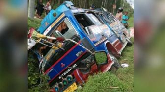 Detik-detik Bus Masuk Parit Usai Tabrak Truk di Sumut