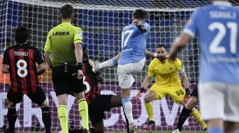 Penyerang Lazio Ciro Immobile (C) mencetak gol selama pertandingan Selama pertandingan sepak bola Serie A Italia antara Lazio melawan AC Milan di Stadion Olimpico, Selasa (27/4/2021) dini hari WIB. Filippo MONTEFORTE / AFP