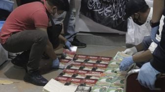 Tim Densus 88 Antiteror melakukan penggeledahan di bekas markas Front Pembela Islam (FPI), Petamburan, Jakarta, Selasa (27/4/2021) malam. [Suara.com/Angga Budhiyanto]