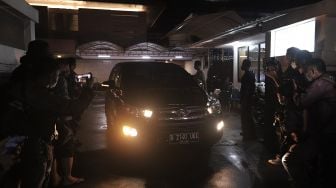 Mobil tim penyidik KPK meninggalkan Rumah Dinas Wakil Ketua DPR Azis Syamsuddin usai melakukan penggeledahan di Jalan Denpasar, Jakarta, Rabu (28/4/2021). [Suara.com/Angga Budhiyanto]